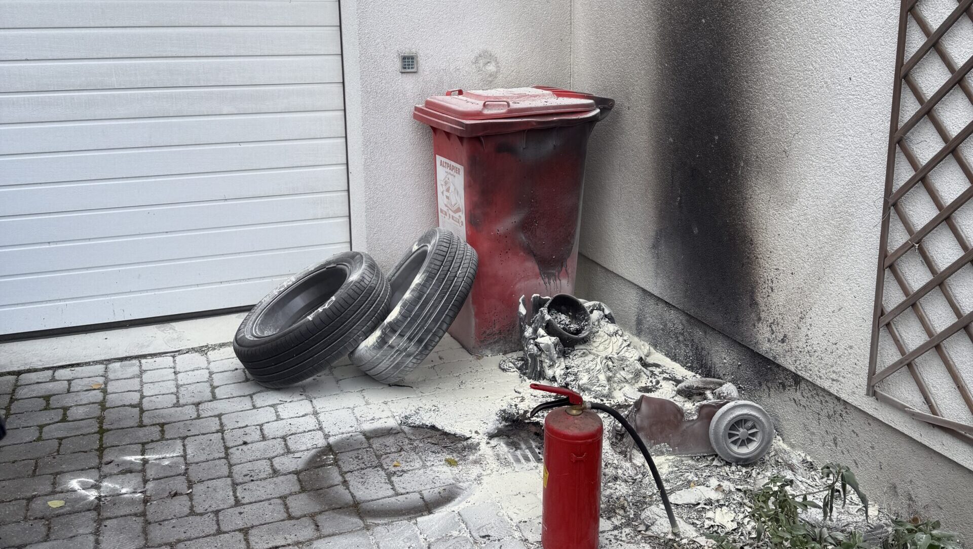 Mülltonne in Vollbrand (Leopoldsdorf)