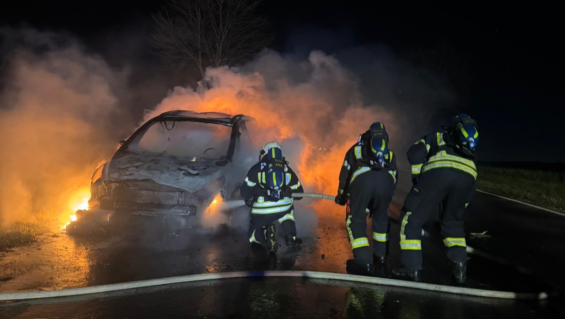 PKW in Vollbrand (Schwadorf)